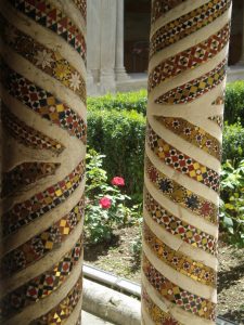 2 Säulen mit Cosmaten-Mosaik, Kreuzgang und Garten