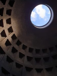 Das Pantheon in Rom, Blick in die Kuppel zum blauweißen Himmel