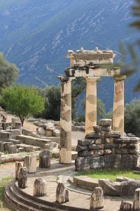 Blick von oben, vom heiligen Bezirk in Delphi, auf die runde Tholos mit 3 Säulen