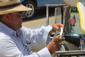 Fröhlicher Fahrer eines Pontiac (im Profil) mit Zigarre, Sonnenhut, Sonnenbrille, Ring und goldener Uhr (Havanna, Cuba)