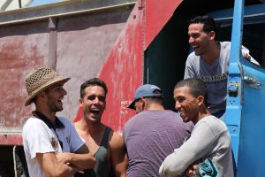 Fünf kubanische Holzköhler an ihrem LKW bei bester Laune