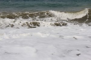 Wilde Wellen, am Strand Übergang zu weißem Schaum.