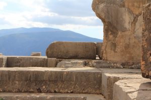 Blick in die Cella des Apollon-Tempels in Delphi, wo Pythia Orakelsprüche von sich gab