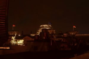 Blick auf Quadriga des Brandenburger Tors und Reichstag bei Nacht