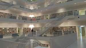 Bücherregale und Treppen über vier Ebenen in der weißen Stadtbücherei Stuttgart
