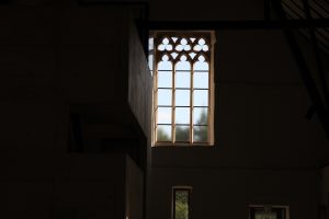 Ausblick durch ein gotisches Klosterfenster in Gravenhorst.