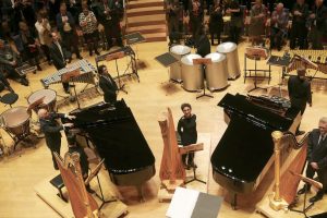 Barenboim kündigt im Boulez-Saal vor Publikum ein Konzert an. (2 Flügel, 3 Harfen, Xylophone, Pauken)