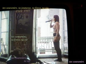 TV-Bild einer halbnackten Frau, die durch ein offenes bodentiefes Fenster schaut und aus einer Flasche trinkt. Vier einmontierte Texte: "tes souvenir, ta jeunesse, ta force, ta vie [...]."